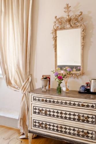 Double Room image 10