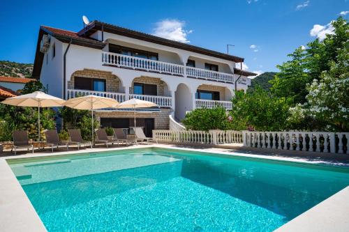 Apartments Villa Verica - Mit Meerblick & Pool auf der Insel Rab – khách sạn tại Banjol