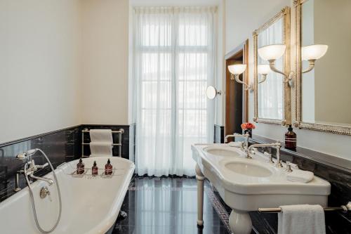 Grand Hotel LES TROIS ROIS - image 9