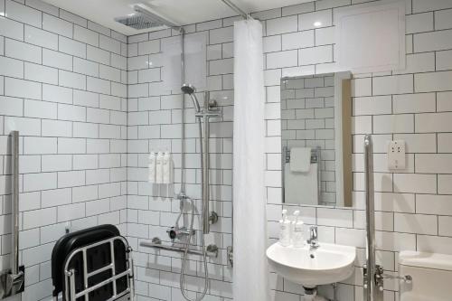 Kings Hotel - image 11