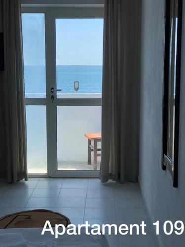 المنطقة المحيطة, Hotel Azur in كوستي نيستي
