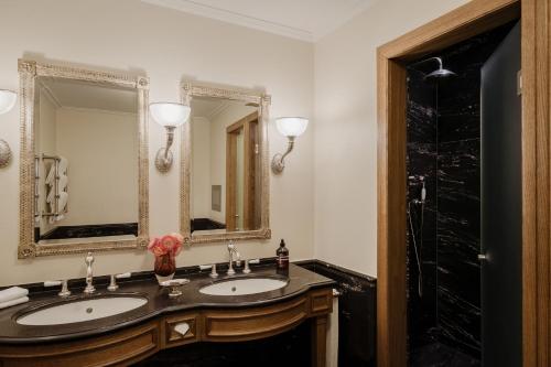 Grand Hotel Les Trois Rois Room Type - Suite with Balcony