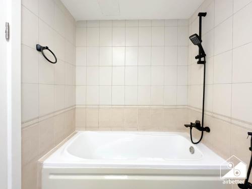 Modern Duplex JVC l Balcony Jacuzzi, Pool & Gym, Dubaj (fotografie 4)