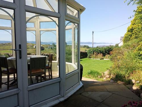 Marsco Apartment - Garden & Patio - Sea Views in Toscaig