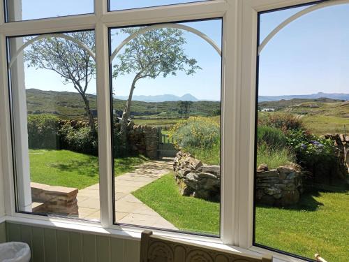 Marsco Apartment - Garden & Patio - Sea Views in Toscaig