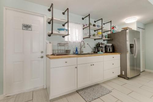 6 Mi to Riviera Beach WPB Retreat with Pool Access! in West Palm Beach, USA