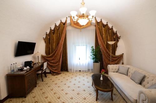 1 king bed, 1 sofa bed