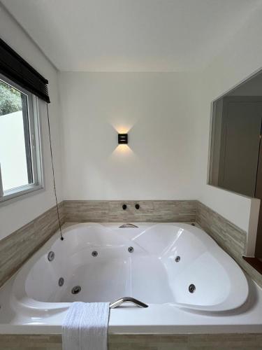 Hot tub, Casa Figueira na Pedra - SPA Suites near Morro da Lagoa