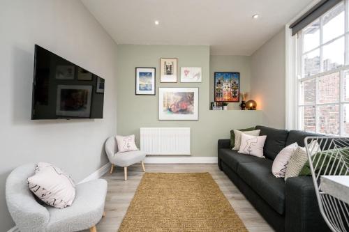 2 Apartments in 1 - Lennon & Attico Sleeps 11
