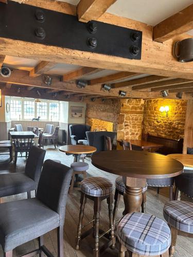 Паб/Коктейль-бар, The Three Pigeons in Бенбері