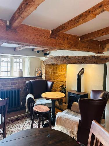 Паб/Коктейль-бар, The Three Pigeons in Бенбері