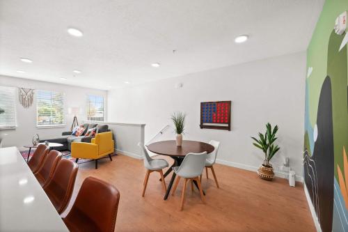 Stylish SLC Townhome King 2-Car Garage near Tracy Aviary