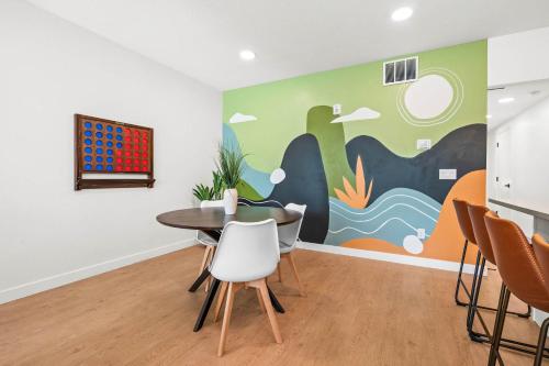 Stylish SLC Townhome King 2-Car Garage near Tracy Aviary