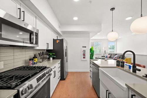 Stylish SLC Townhome King 2-Car Garage near Tracy Aviary