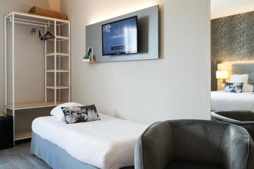 1 double bed, 2 twin beds