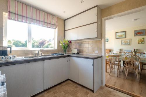 18 Linden Road - sleeps 5 - Less than a mile from the Aldeburgh Beach and a Vibrant High Street - image 4