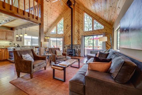 1 Mi to Tahoe Donner Skiing: Luxe Truckee Cabin! – khách sạn tại Northwoods