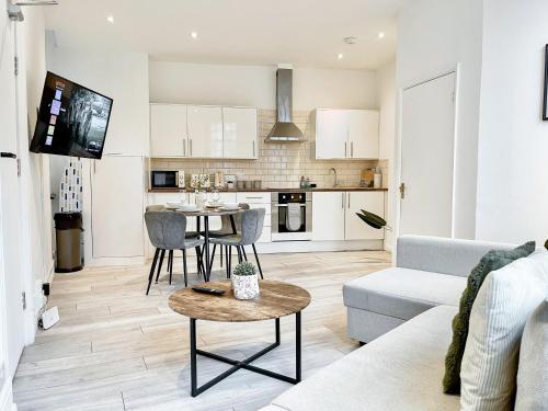 Modern 1-Bedroom Apartments near Shoreditch, Old Street & Hoxton by NourNest Apartments, London