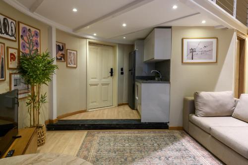 Hazel Spaces in Down Town - image 10
