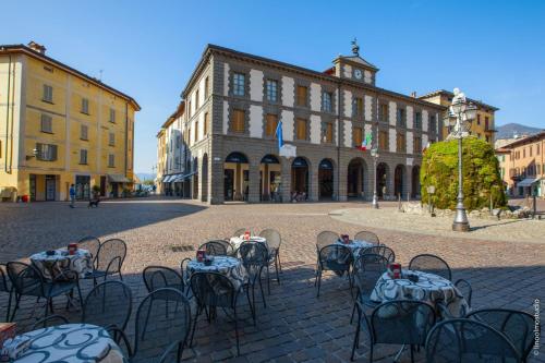 Étterem, Luxury Retreat in Iseo - Jacuzzi, Balcony & Wi-Fi in the Heart of Town in Iseo