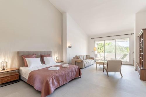 Private Oasis in Gordes  Elegant 5-Bedroom Villa with Pool