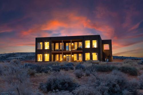 The Highlander - Luxe Hot Tub Firepit Views