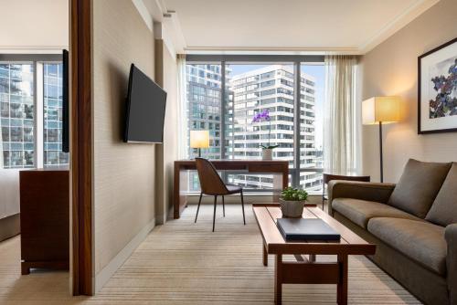 One-Bedroom Suite with City View image 2