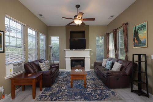 Family Friendly - Minutes to Old Mill - Sleeps 6