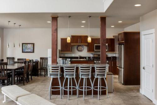 6BR - 6 King Beds - EV - 10min Downtown, Bend (foto 9)