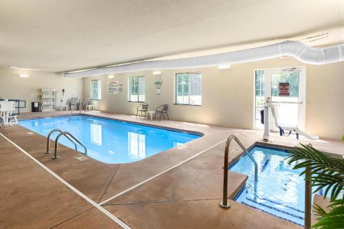 Hot tub, Cobblestone Hotel & Suites - Knoxville in Knoxville (IA)