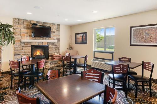 Lobby, Cobblestone Hotel & Suites - Knoxville in Knoxville (IA)