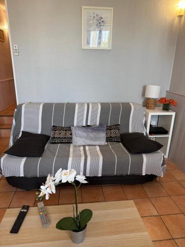 One-Bedroom Apartment image 10