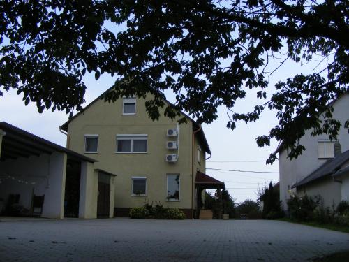  Globus Guesthouse, Vendégház in Sormás