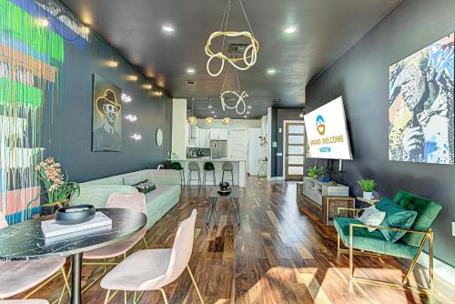 Eclectic 6 BDR for Family of 20 Mins to 6th St & DT