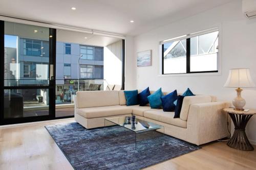 Central Modern Duplex Home near Cornwall Park - image 3
