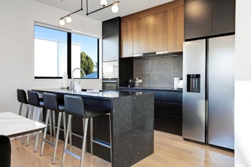 Kjøkken, Central Modern Duplex Home near Cornwall Park near Stardome Observatory