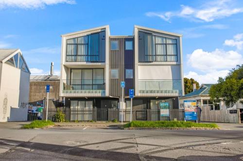 Utvendig, Central Modern Duplex Home near Cornwall Park near Stardome Observatory
