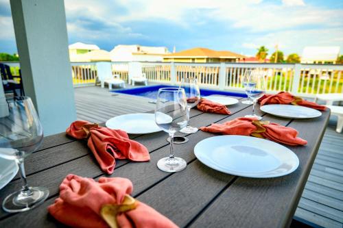 Private Heated Pool with Elevator Access & FREE ACTIVITIES in Fort Morgan