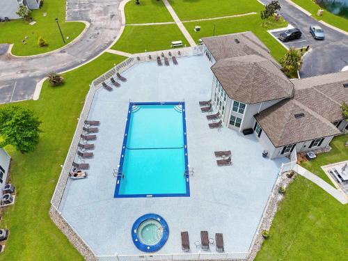 Pool Hot Tub Pickle Ball Gym - Close to Sports Complex & Includes FREE ACTIVITIES near Jack Edwards Airport