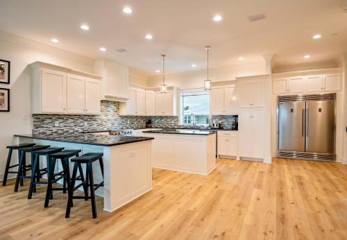 PRIVATE POOL & SHORT WALK TO BEACH - FREE ACTIVITIES near Sea-N-Suds Restaurant