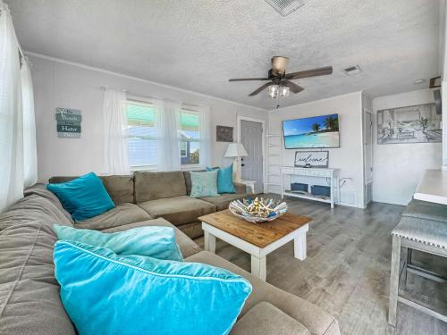 Bungalow by the Bay with FREE ACTIVITIES in Fort Morgan
