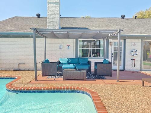 Sageview Cottage - 4 BDR with Pool Pet Friendly in Ellington