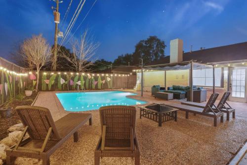 Sageview Cottage - 4 BDR with Pool Pet Friendly in Ellington
