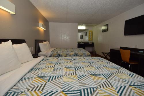 2 queen beds
