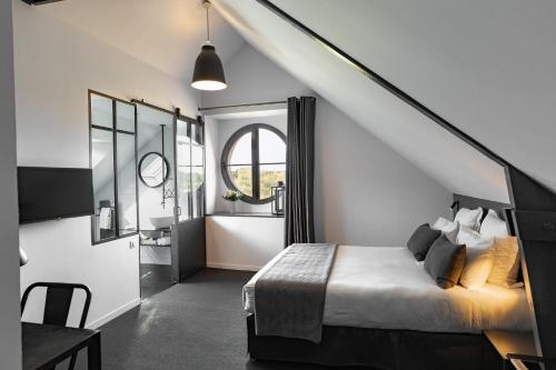 1 queen bed, 1 twin bed