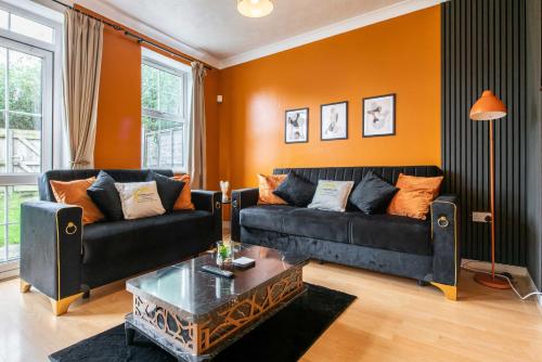 Large 5-Bedroom Contractors House with 8 Beds, Free Parking, Wi-Fi