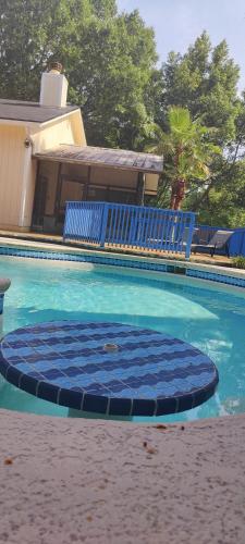 Entire home Private swim pool Quiet area – khách sạn tại Arlington