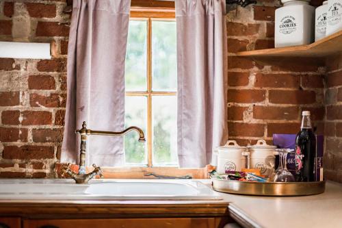 Two Bedroom Grade ll Cottage At AZ Luxury Stays Honey Horsefield With WiFi And Free Parking in 亨登