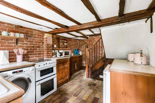 Two Bedroom Grade ll Cottage At AZ Luxury Stays Honey Horsefield With WiFi And Free Parking in 亨登