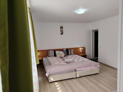 Twin Room with Balcony image 7